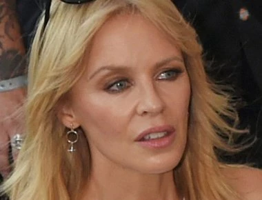 Η Kylie Minogue γιόρτασε τα 50 της χρόνια με ολόγυμνη selfie